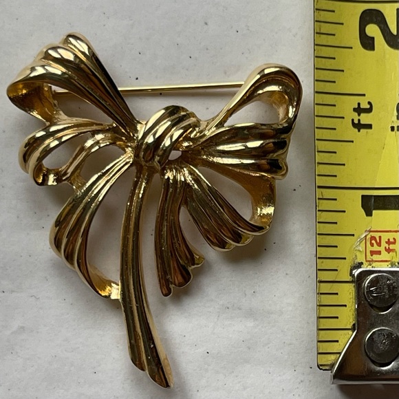 Vtg Givenchy Gold Tone Tied Ribbon Bow Pin/Brooch - Picture 4 of 5